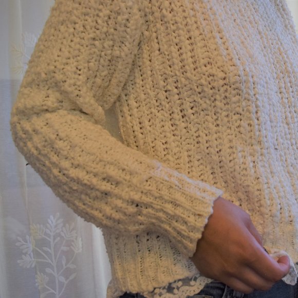 Cottagecore Sweater with Lace-Detailing - Picture 4 of 6